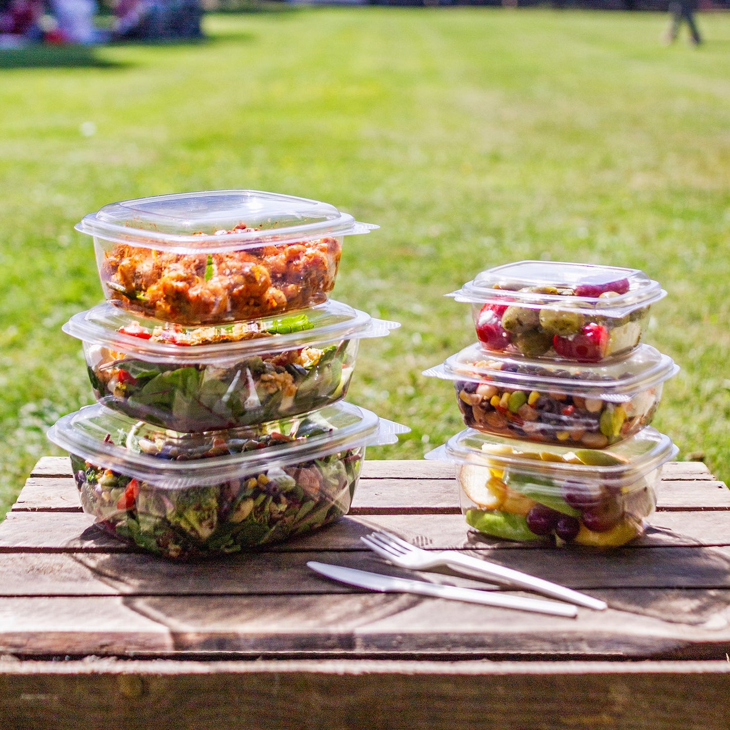 Vegware™ compostable clear rectangular 24-oz hinged deli containers with snap lids are made from PLA -an eco-friendly plastic alternative. Independently certified to break down in 12 weeks.