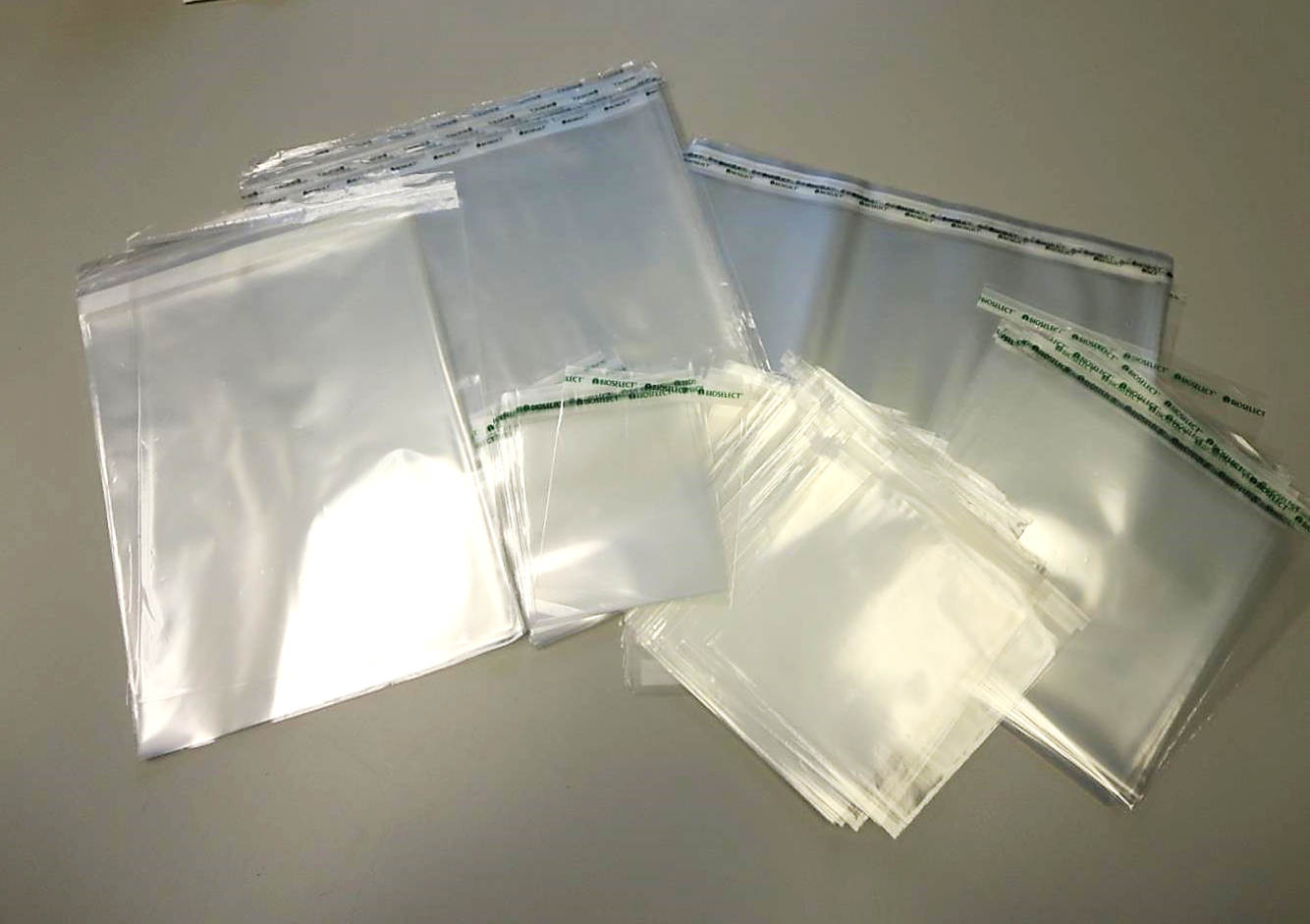 These 4-inch x 4-inch 100% compostable 1.2-mil clear Ingeo™ corn-based PLA food grade bags feature a 1″ lip and tape resealable closure. Pefect for wrapping sandwiches, desserts, cookies, snacks or packaging cutlery or napkins for take out. 